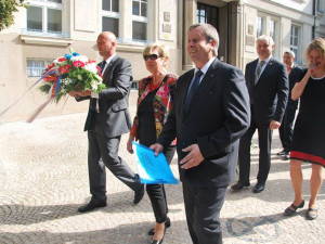 Památku padlých přijela 8. května uctít do Jindřichova Hradce hejtmanka Jihočeského kraje Ivana Stráská. Facebook: Jihoeský kraj