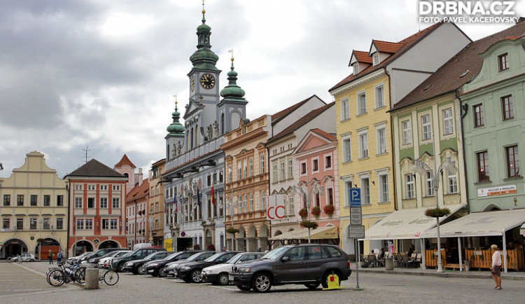 Poplatky za provoz předzahrádek se na jihu Čech různí. V Hluboké je cena už sedm let stejná