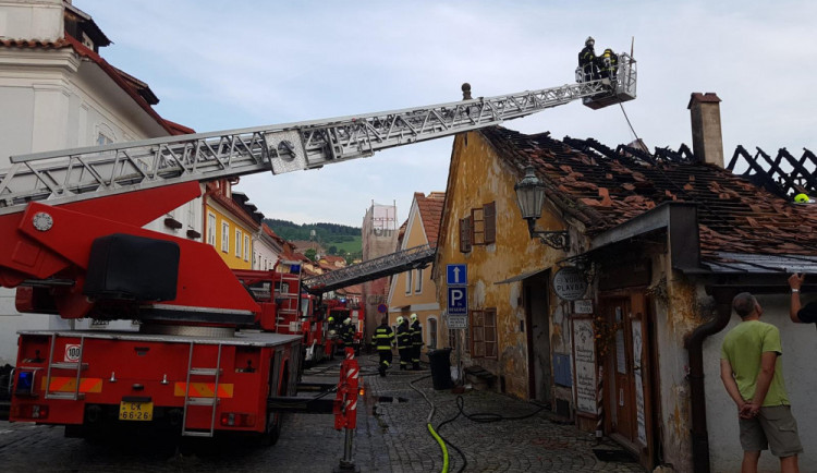 Český Krumlov pořádá veřejnou sbírku na pomoc rodině, které požár zničil dům