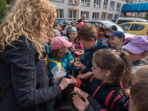 Žáci Destinky dostali drobné dárečky.