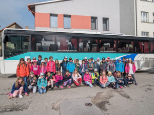 Děti přivezl autobus Renault.