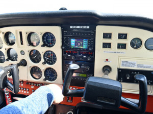 Oceňte Milanovu odvahu, protože nemá rád výšky, ale pro hezkou fotografii zapomene i na strach a z toho okénka Cessny 172 se nakonec přece jen vykloní.