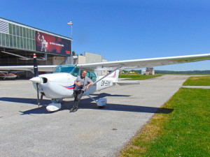 Oceňte Milanovu odvahu, protože nemá rád výšky, ale pro hezkou fotografii zapomene i na strach a z toho okénka Cessny 172 se nakonec přece jen vykloní.