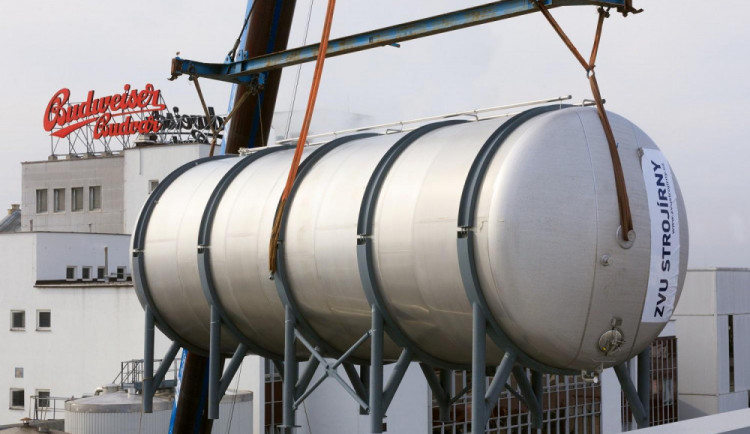 Budějovický Budvar začal s instalací prvních dvou nerezových ležáckých tanků do nového ležáckého sklepa, ve kterém bude celkem 34 tanků. Výrobní kapacity pro dozrávání piva se tím zvýší o dvacet procent. Práce potrvají do 24. května.