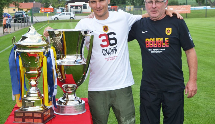 David Lafata se svým otcem na hřišti v Olešníku, kde v roce 2014 ukazoval vítězné poháry Sparty.