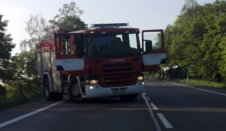 VIDEO: U Selibova na Písecku se srazilo osobní a nákladní auto. Jeden z řidičů je těžce zraněn