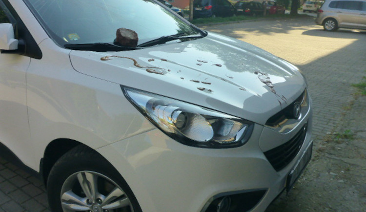 Neznámý vandal poškodil cizí auto. Majiteli způsobil škodu přes třicet tisíc korun