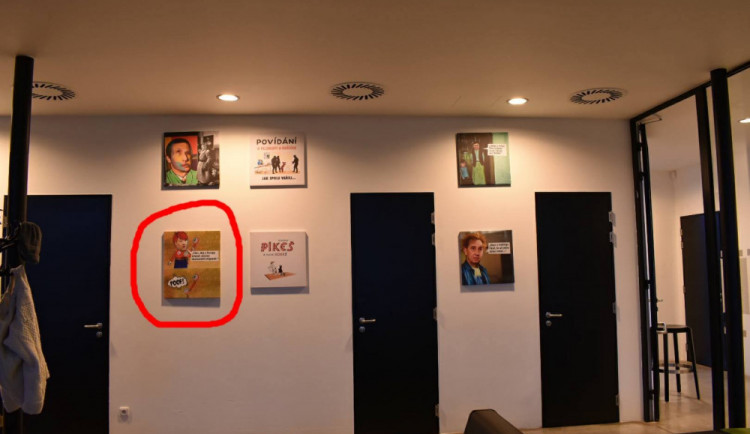 Zloděj se podepsal jako Tomio Ukamura. Pravděpodobně i proto, že politik za SPD je hlavním námětem ukradeného obrazu.