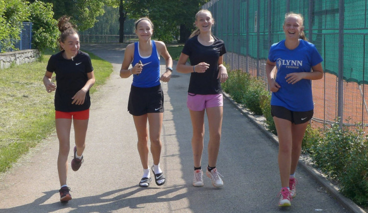 Čtyřiadvacet dívek a dvaatřicet chlapců z různých koutů jižních Čech přilákaly do Budějc na tenisové kurty LTC Tonstav - Service oblastní dorostenecké přebory.