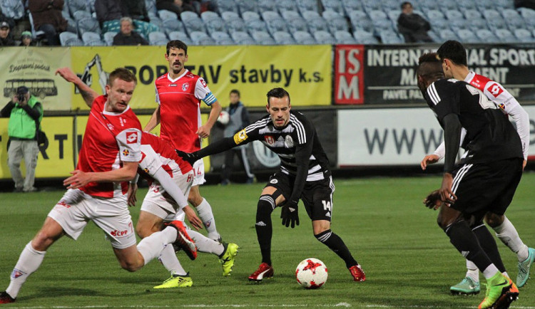 Fotbalisté Dynama podlehli svým hostitelům v Pardubicích 3:4.