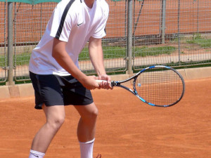 Čtyřiadvacet dívek a dvaatřicet chlapců z různých koutů jižních Čech přilákaly do Budějc na tenisové kurty LTC Tonstav - Service oblastní dorostenecké přebory.