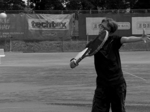 Čtyřiadvacet dívek a dvaatřicet chlapců z různých koutů jižních Čech přilákaly do Budějc na tenisové kurty LTC Tonstav - Service oblastní dorostenecké přebory.