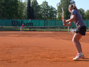 Čtyřiadvacet dívek a dvaatřicet chlapců z různých koutů jižních Čech přilákaly do Budějc na tenisové kurty LTC Tonstav - Service oblastní dorostenecké přebory.