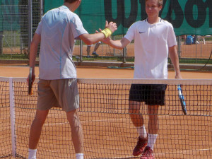 Čtyřiadvacet dívek a dvaatřicet chlapců z různých koutů jižních Čech přilákaly do Budějc na tenisové kurty LTC Tonstav - Service oblastní dorostenecké přebory.