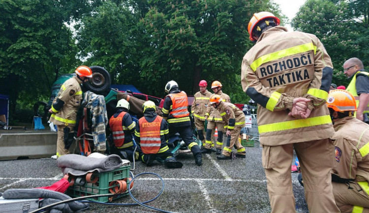 Jihočeští hasiči soutěžili ve vyprošťování zraněných osob z havarovaných vozidel