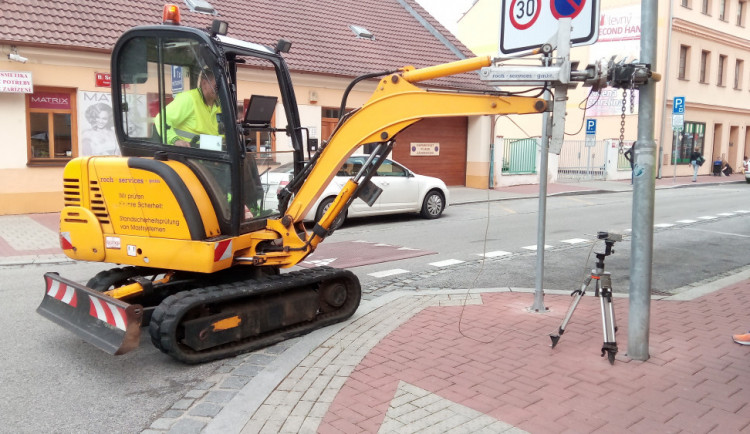 V těchto dnech byla opět provedena specializovanou firmou tzv. Rochova zkouška pevnosti a stability stožárů veřejného osvětlení.