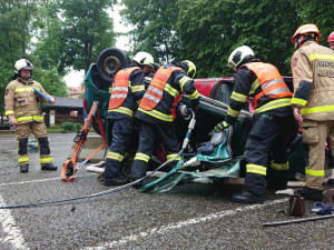 Jihočeští hasiči soutěžili ve vyprošťování zraněných osob z havarovaných vozidel.