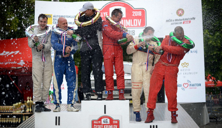 Tři nejrychlejší posádky  historiků při krumlovské rallye.