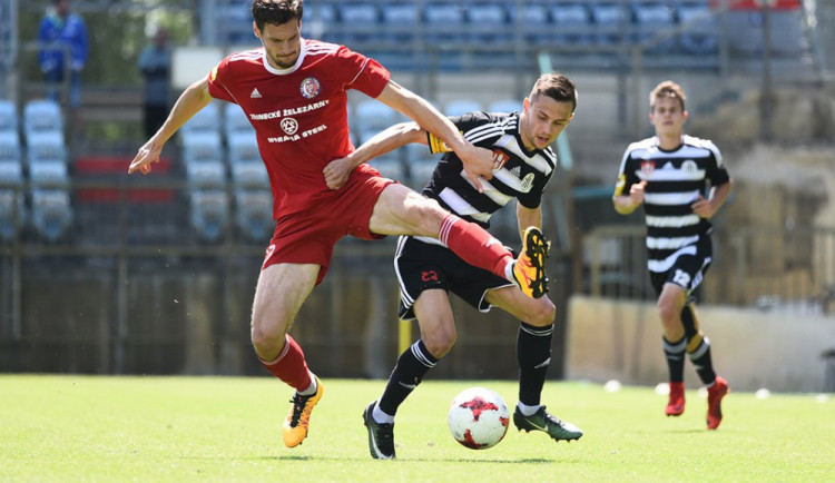 Českobudějovičtí fotbalisté (v černobílých dresech) v poslední domácím utkání prvoligového soutěžního ročníku 2017/2018 remizovali s Třincem 0:0.