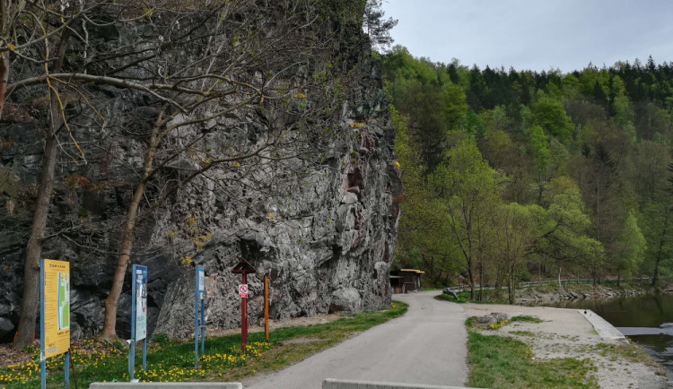 V Českém Krumlově začaly přípravné práce na odlom skály nad Vltavou.