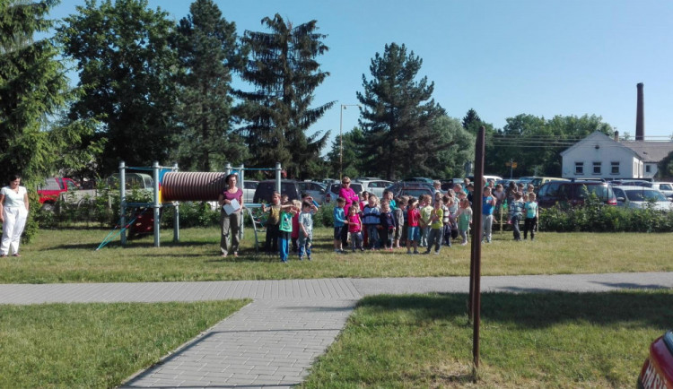 Děti z mateřské školky v Jindřichově Hradci si nacvičili evakuaci