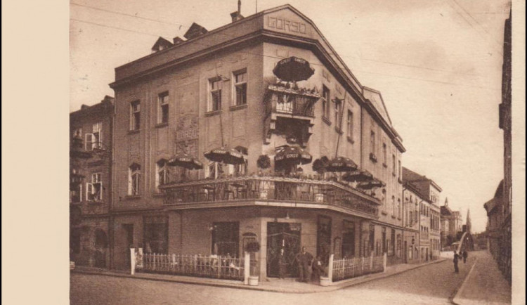 Dům s kavárnou a kabaretem Corso v kubistickém stylu na rohu Biskupské a Široké.