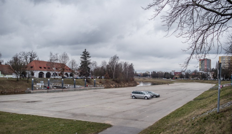 Na parkoviště na náplavce si ještě počkáme.