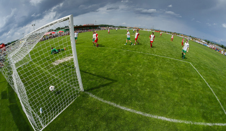 Pomáháme fotbalem.