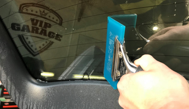 S tónovanými okny od Autofolie Šimek se v autě příjemněji a bezpečněji cestuje,  do auta nikdo nevidí a vůz navíc skvěle vypadá.