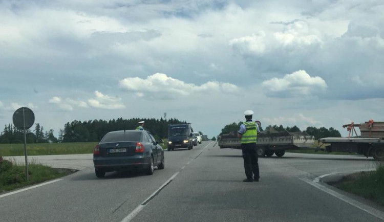 Policisté museli silnici, na které se nehoda stala, uzavřít a odklánět auta jiným směrem.
