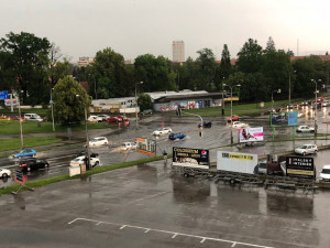 VIDEO: Jižní Čechy zasáhla bouře. Na silnicích jsou potoky vody, zpoždění nabírají i vlaky