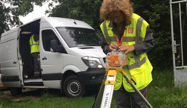 Pracovnice mobilní monitorovací skupinu instaluje zařízení na měření radioaktivity