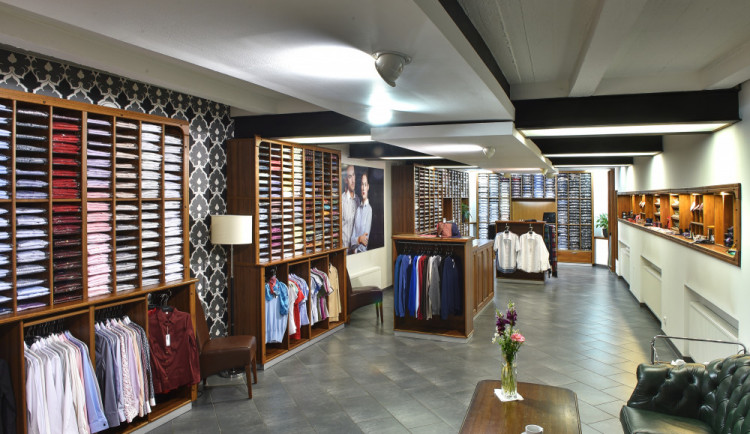 Vavi má na budějckém náměstí prodejnu s košilemi. Prostor tohoto obchodu prošel výjimečnou rekonstrukcí a od 1. června bude k dispozici novým nájemníkům. Prodejna s košilemi se totiž kompletně stěhuje na internet.