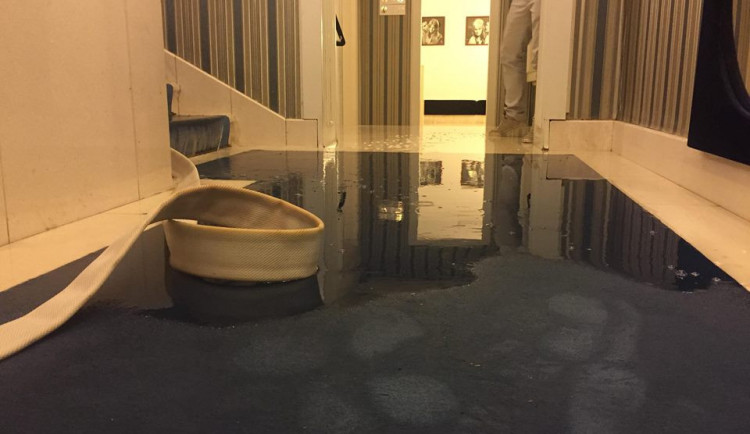 Vítr poničil střechu Jihočeského divadla a při bouřce lilo do budovy.