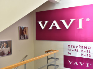 Vavi má na budějckém náměstí prodejnu s košilemi. Prostor tohoto obchodu prošel výjimečnou rekonstrukcí a od 1. června bude k dispozici novým nájemníkům. Prodejna s košilemi se totiž kompletně stěhuje na internet.