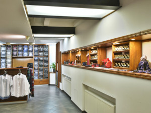 Vavi má na budějckém náměstí prodejnu s košilemi. Prostor tohoto obchodu prošel výjimečnou rekonstrukcí a od 1. června bude k dispozici novým nájemníkům. Prodejna s košilemi se totiž kompletně stěhuje na internet.