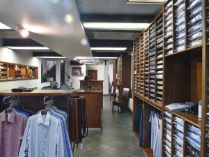 Vavi má na budějckém náměstí prodejnu s košilemi. Prostor tohoto obchodu prošel výjimečnou rekonstrukcí a od 1. června bude k dispozici novým nájemníkům. Prodejna s košilemi se totiž kompletně stěhuje na internet.