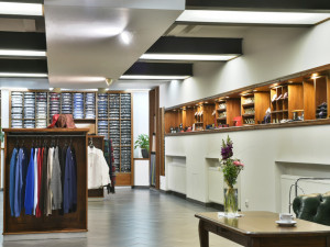 Vavi má na budějckém náměstí prodejnu s košilemi. Prostor tohoto obchodu prošel výjimečnou rekonstrukcí a od 1. června bude k dispozici novým nájemníkům. Prodejna s košilemi se totiž kompletně stěhuje na internet.