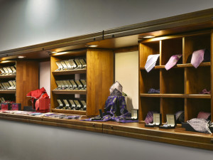 Vavi má na budějckém náměstí prodejnu s košilemi. Prostor tohoto obchodu prošel výjimečnou rekonstrukcí a od 1. června bude k dispozici novým nájemníkům. Prodejna s košilemi se totiž kompletně stěhuje na internet.