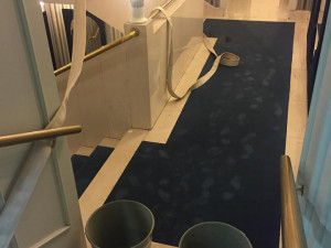 Vítr poničil střchu Jihočeského divadlo a při bouřce lilo do budovy