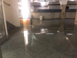 Vítr poničil střchu Jihočeského divadlo a při bouřce lilo do budovy