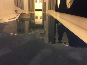 Vítr poničil střchu Jihočeského divadlo a při bouřce lilo do budovy