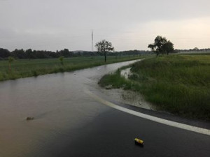 I silnici na Vodňany zaplavila voda.