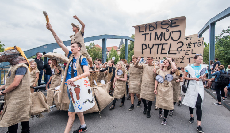 VIDEO: Králem Budějovického Majálesu se stal Martin Picek z Gymnázia J. V. Jirsíka