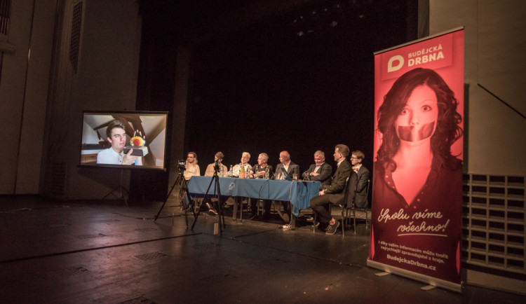 FOTO/VIDEO: Sedm hostů debatovalo o souboji generací. Podívejte se na záznam besedy