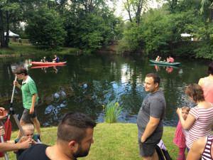 O plavbu na gumových člunek byl mezi dětmi velký zajem