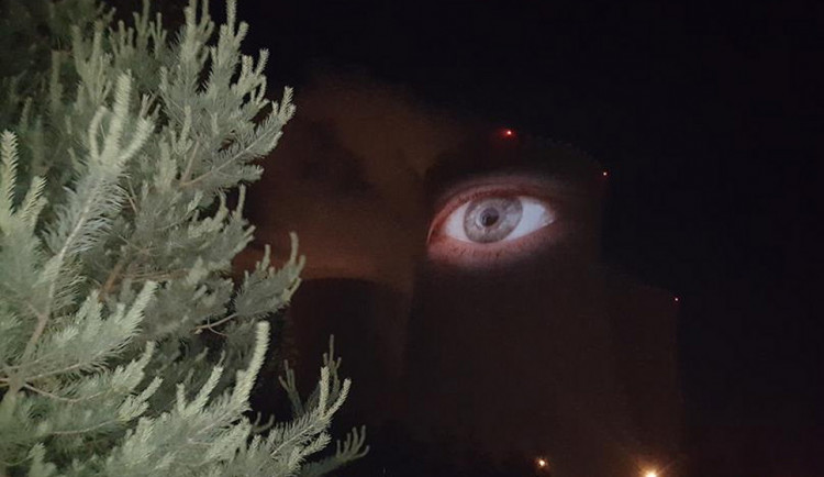 VIDEO: Velký noční hlídač otevře na temelínské chladicí věži dvě obří oči. Zkouška klapla
