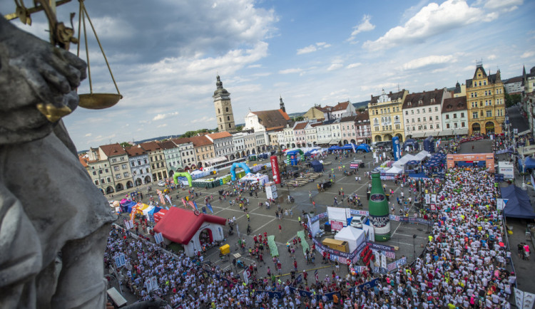 Budějcký půlmaraton v číslech. Běžci během závodu sní přes dvě tuny ovoce