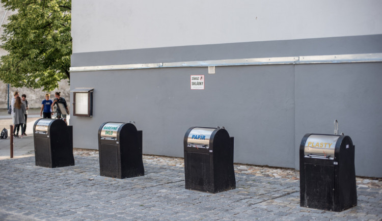Nové nádoby na separovaný odpad na Piaristickém náměstí v Českých Budějovicích.