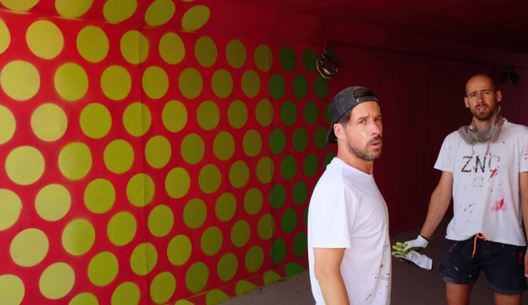 Dvacet metrů dlouhý podchod v Lipně nad Vltavou vyzdobí světově známý graffiti umělec Jan Kaláb.